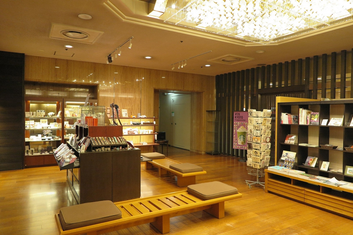 フロントデスク目の前はギフトショップです 