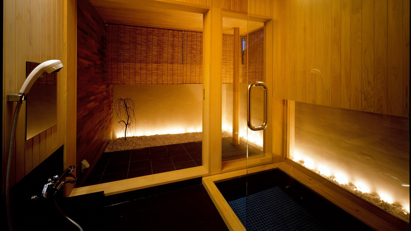 海辺の静かな旅館。光と陰が生み出す空間に身を浸して3653175