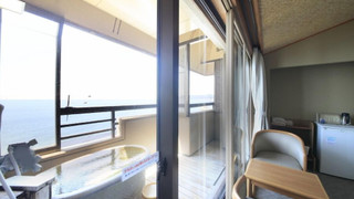 [海側眺望] 本館客室露天風呂付和室10畳 / 最大5名迄