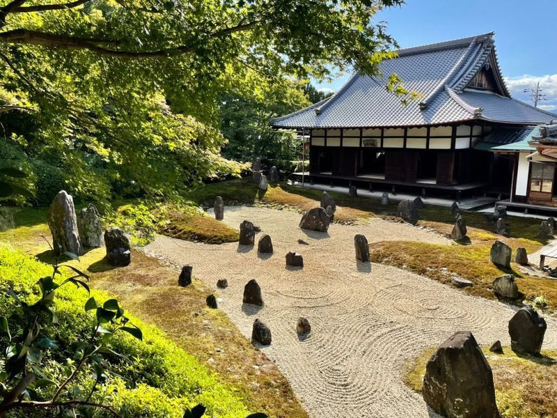 東福寺駅から徒歩約10分の「東福寺　光明院」。昭和の著名作庭師・重森三玲による枯山水庭園「波心庭」は、砂と苔の調和が見事。春は桜、秋は紅葉との共演も楽しめる / 1