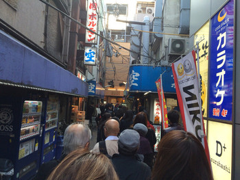 「空 鶴橋本店」外観 1094656 やっぱり行列（オープン30分前）