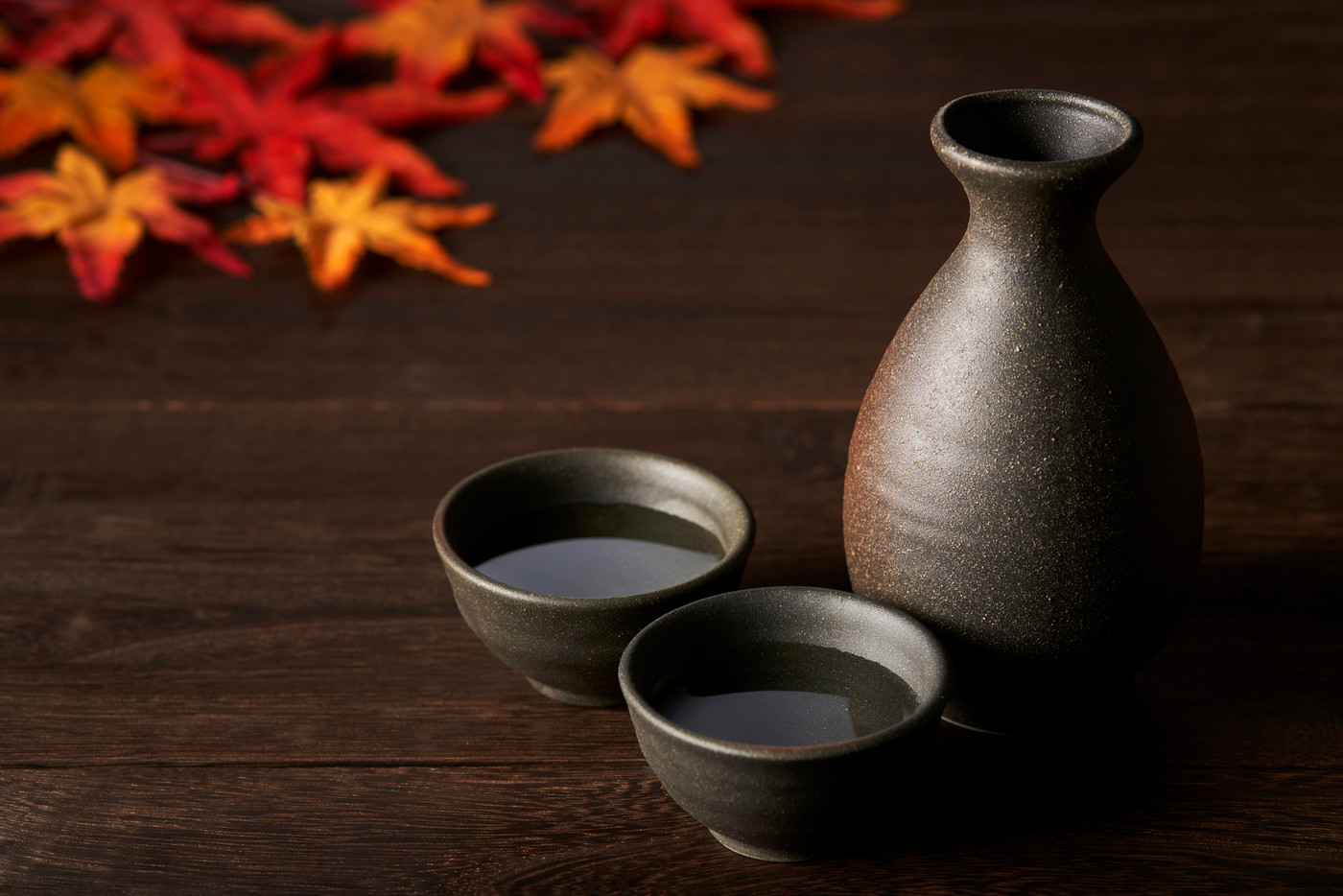 秋の日本酒イメージ　徳利とお猪口のセット