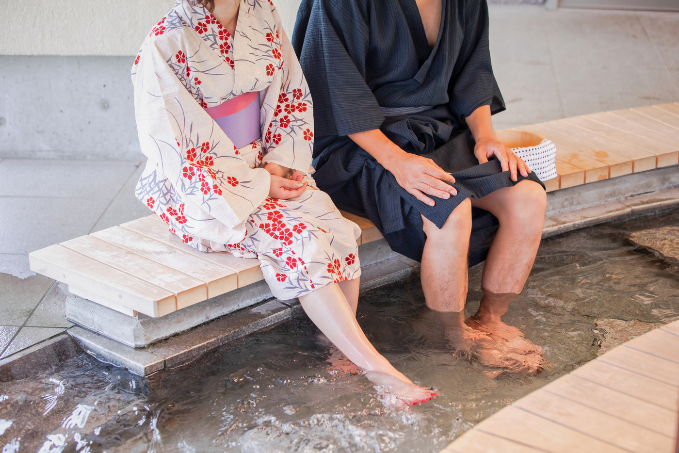 足湯に入る男女