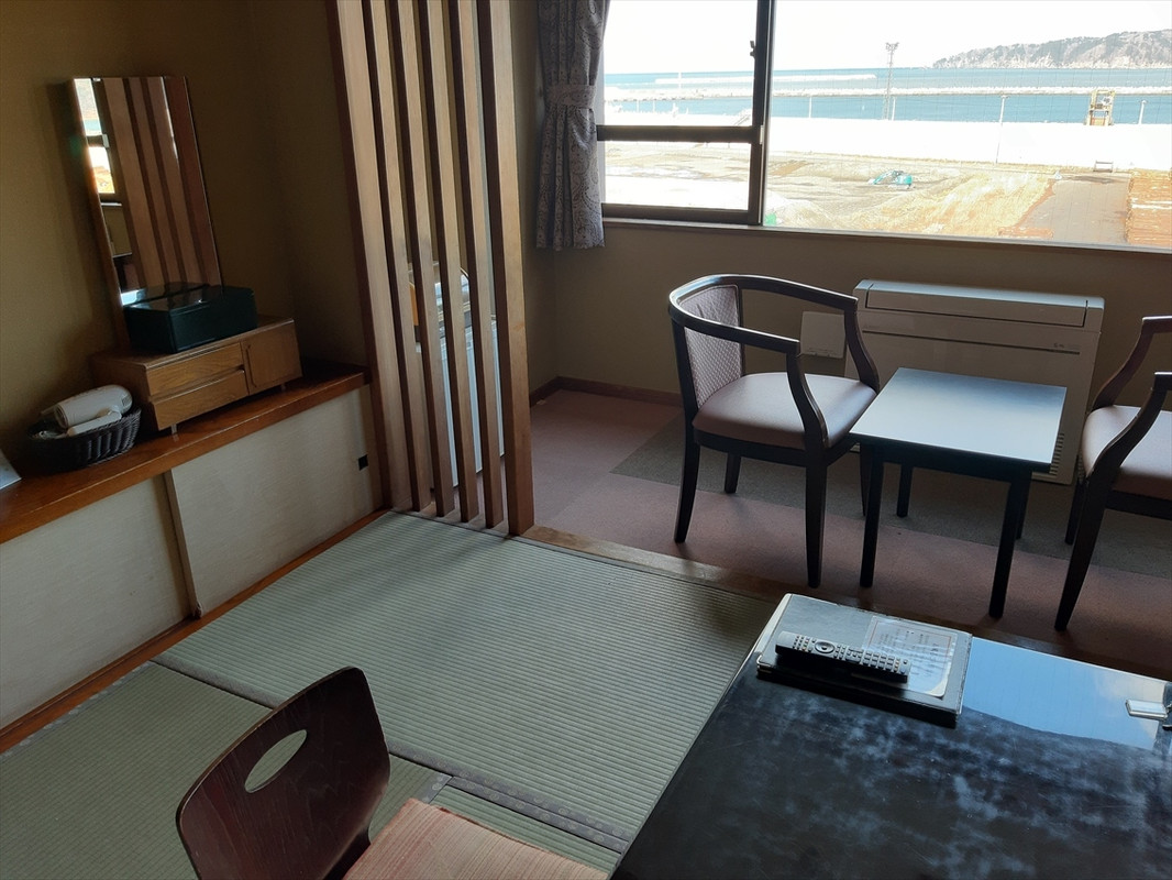 設備はちょっと古びていますが、12畳のお部屋は一人だと広々。