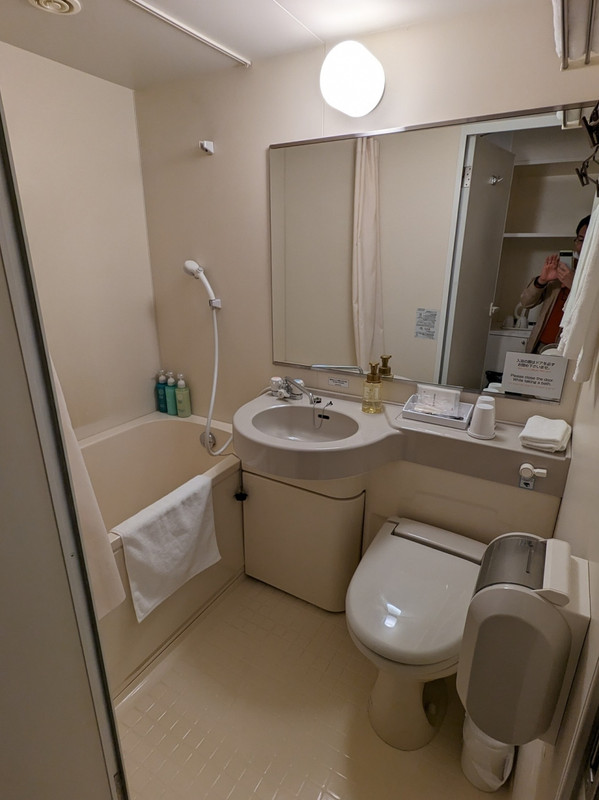 バス・トイレは普通です。最近よく見る極狭ではない