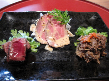 「粟 ならまち店」料理 1149073 左から大和牛のステーキ、ローストビーフの粒マスタード、大和牛のしぐれ煮