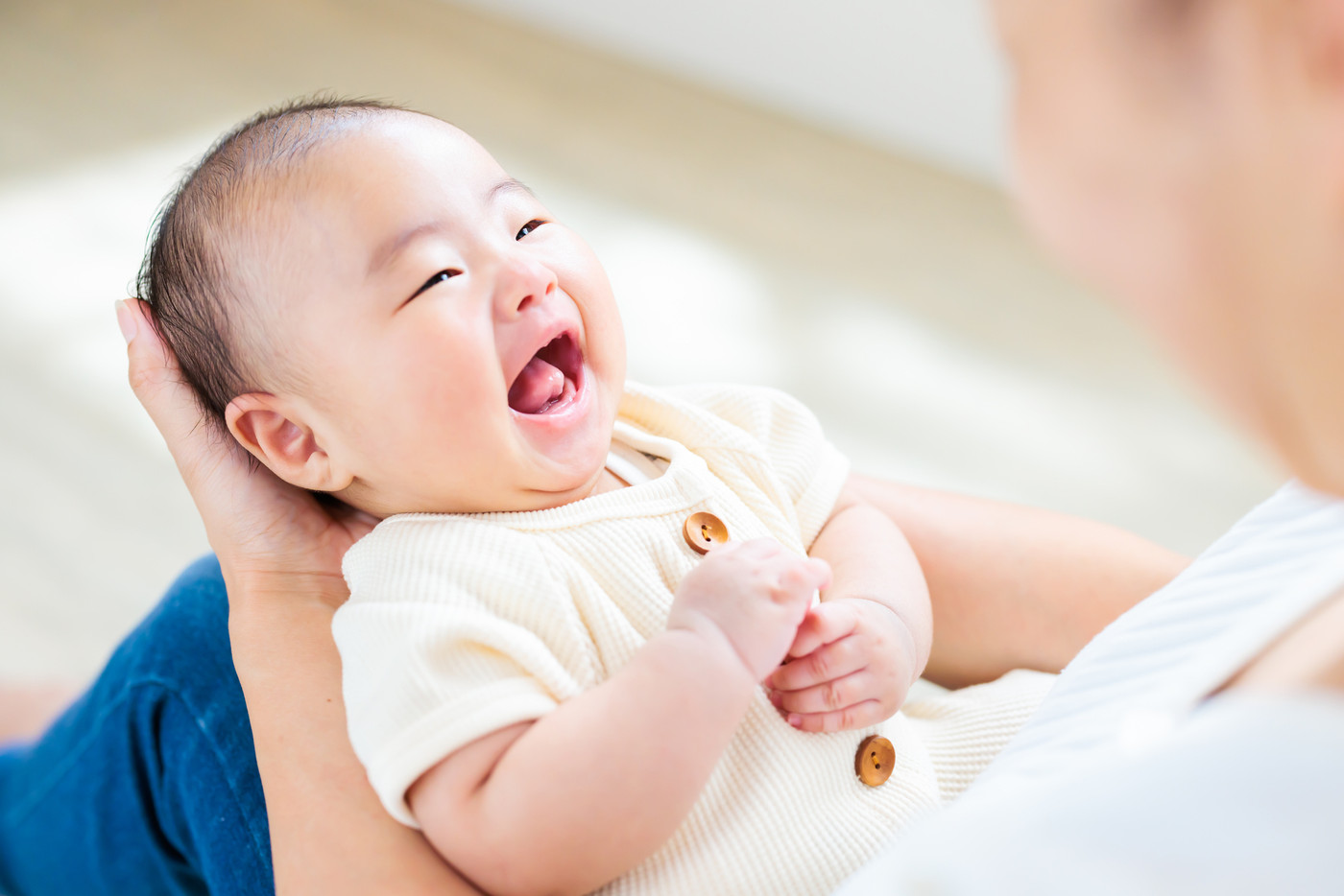 ママの膝の上でのふれあい 生後2ヶ月の赤ちゃんが笑う