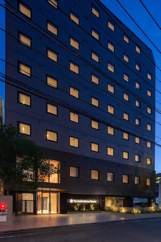 施設の正面 (日没後)