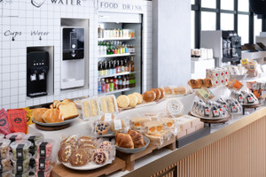 フードやスナック、ドリンクも揃う