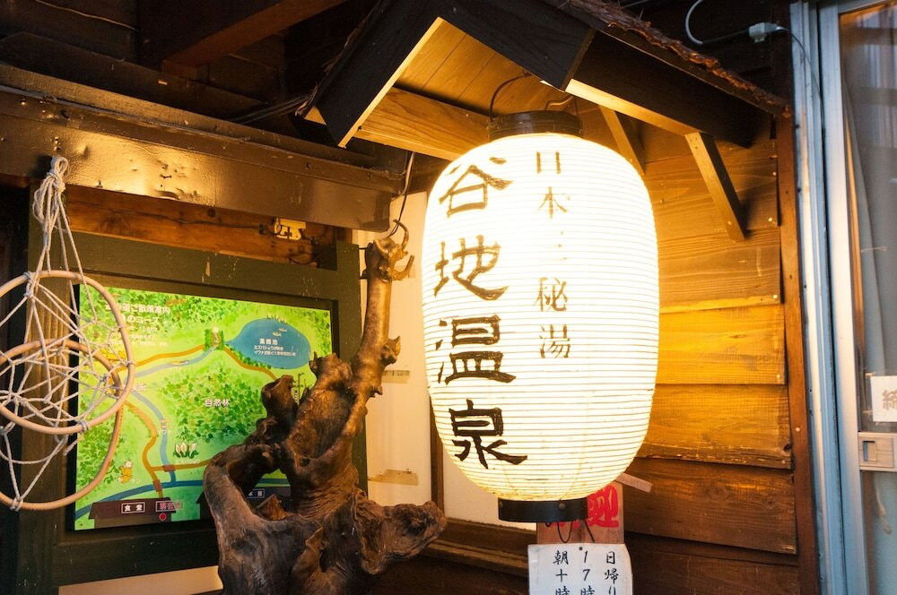 施設の正面 (日没後)