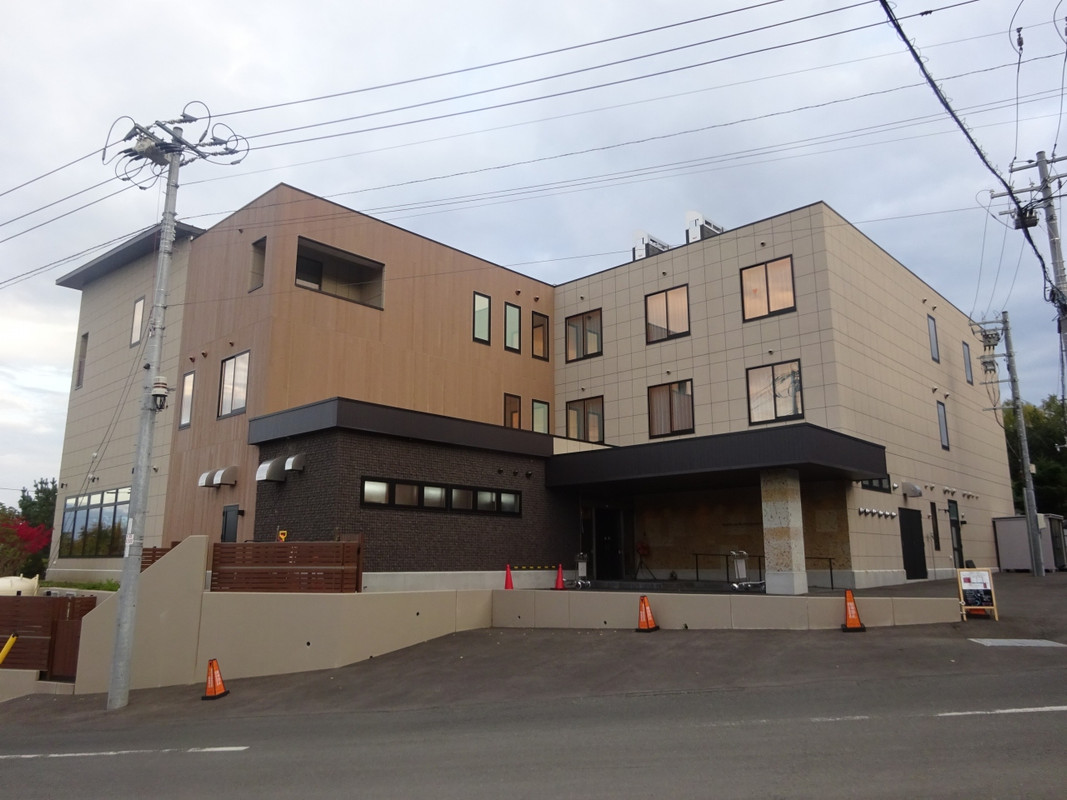 富良野の高台にあります。