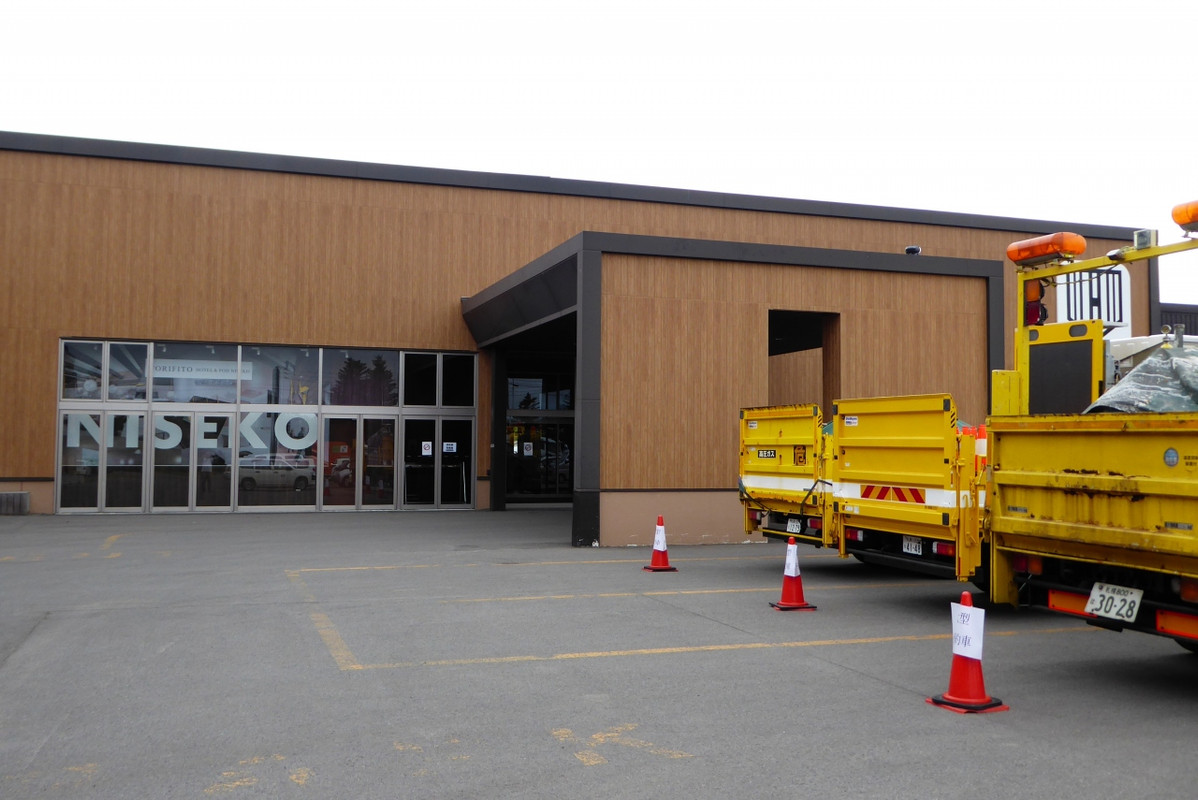 客の車は遠く　こういう点にもこのホテルの質の低さがある