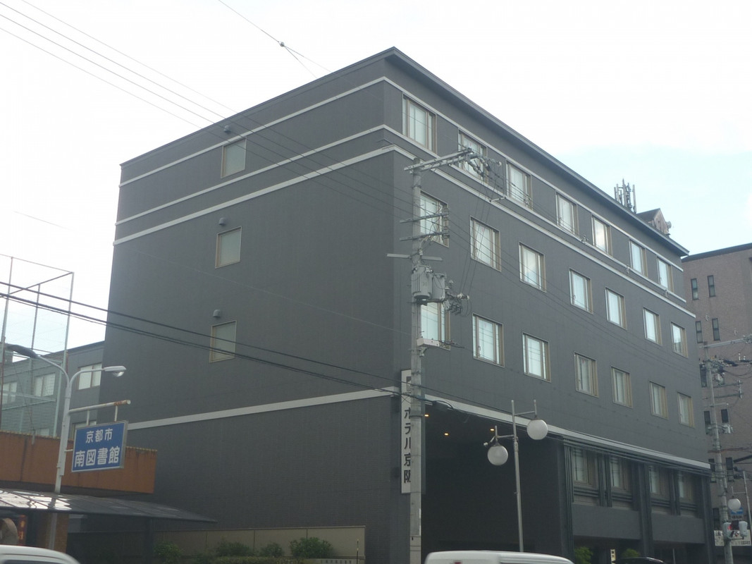 地上5階建て外観は、シンプルなデザインで落ち着いた色調。