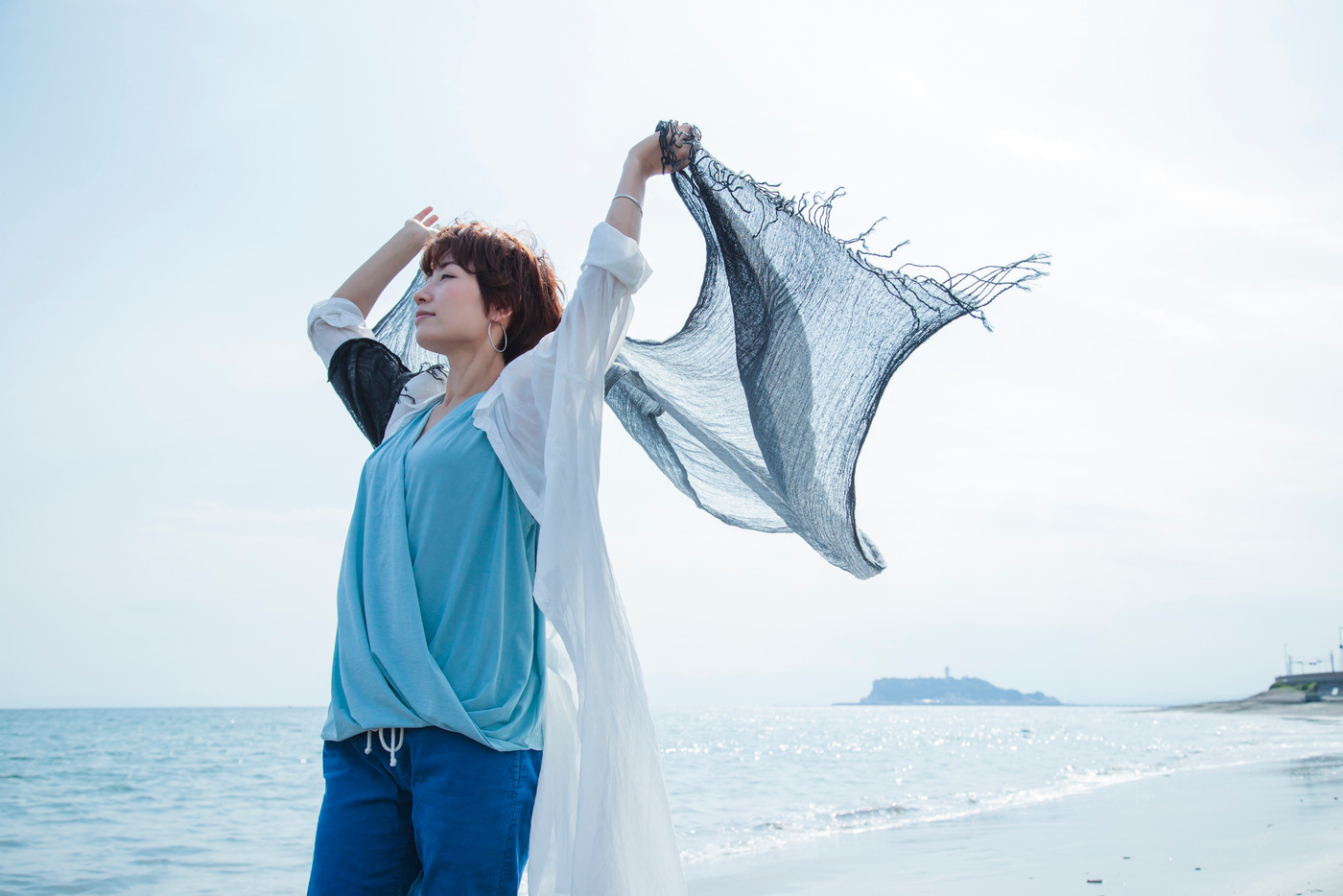 海　散歩　女性　砂浜　海岸　旅行　観光　海辺　リラックス