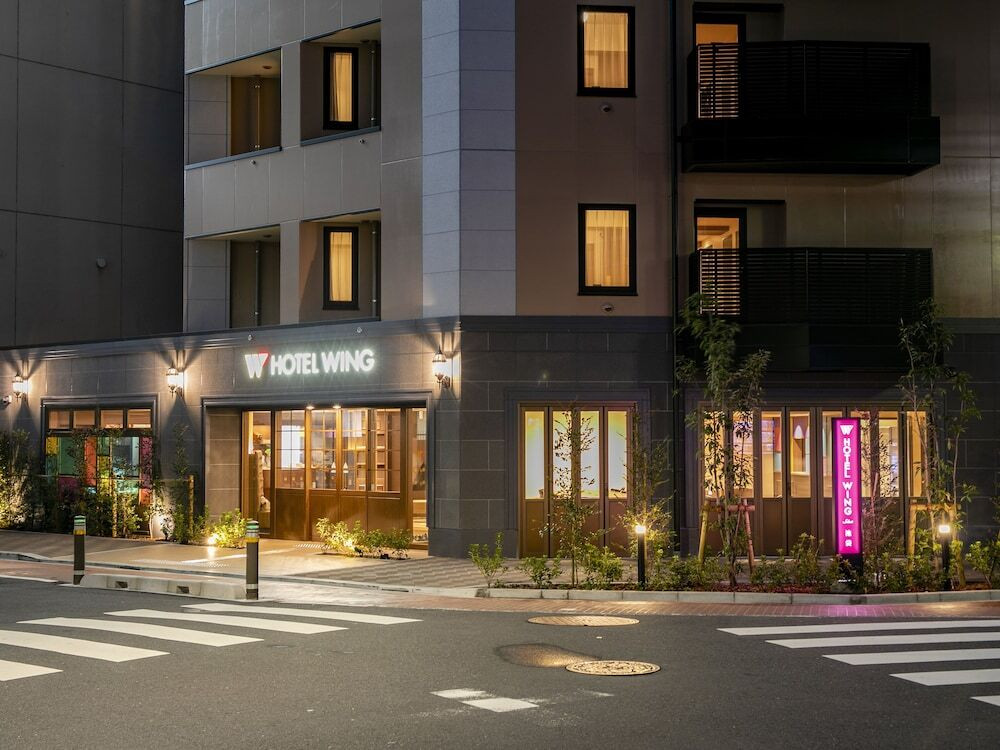 施設の正面 (日没後)