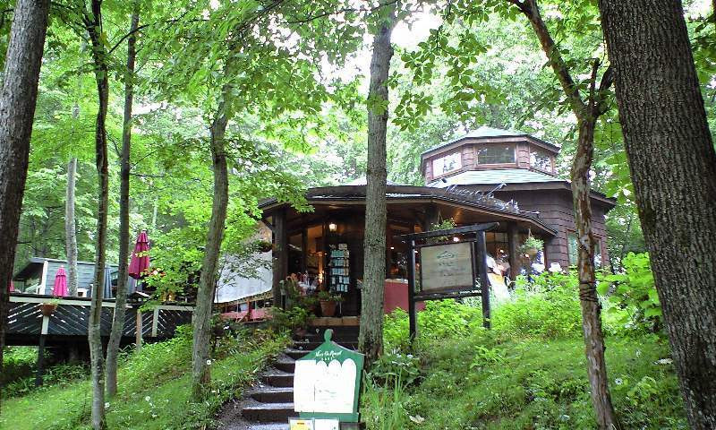 「メリーゴーラウンドカフェ」外観 870250 下から登っていくと見えてくる