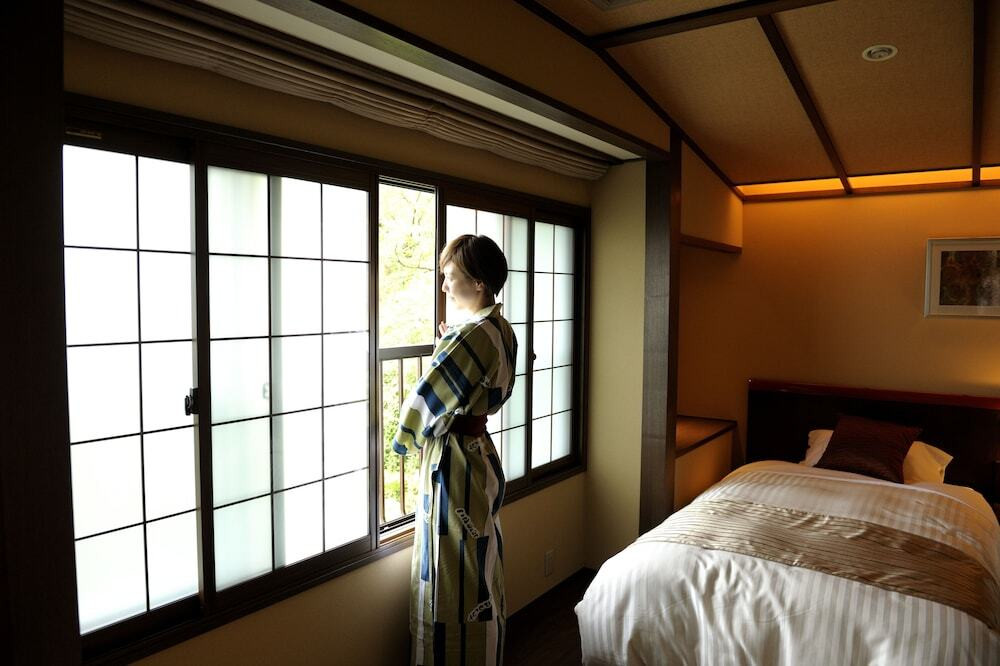 山里の温泉で、静かに心と体を癒す旅3680058