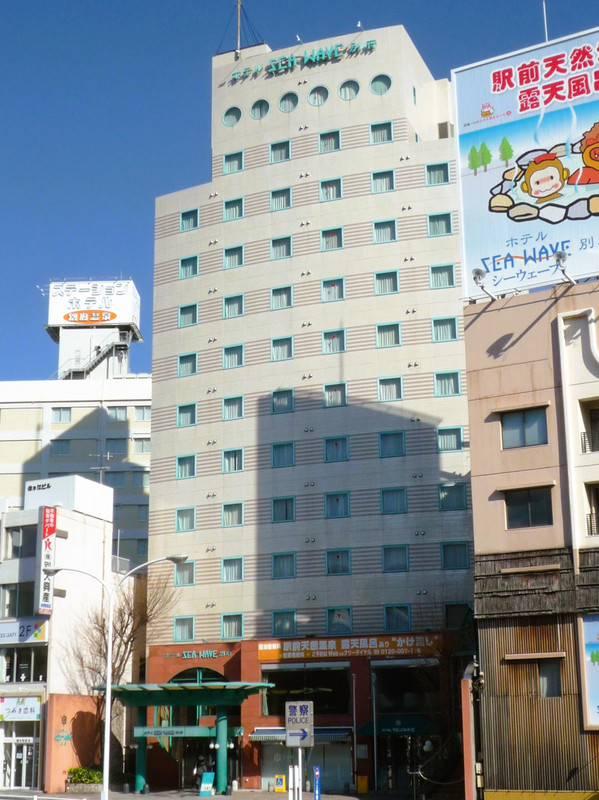 駅前に建つ観光ホテル