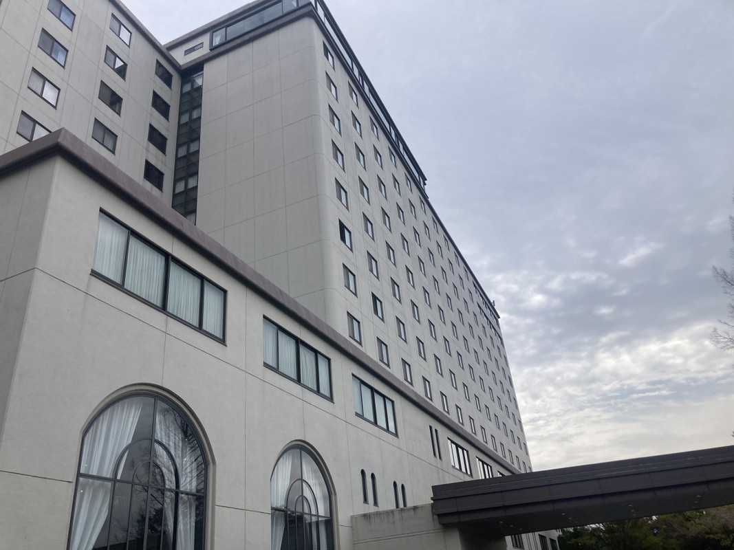 バブル時に建築されたのか、結構立派な建物