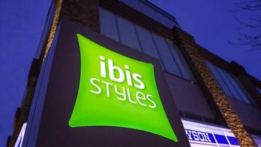 施設の正面 (日没後) / 4