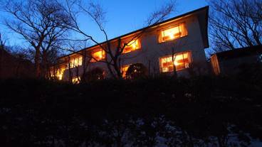 施設の正面 (日没後) / 1