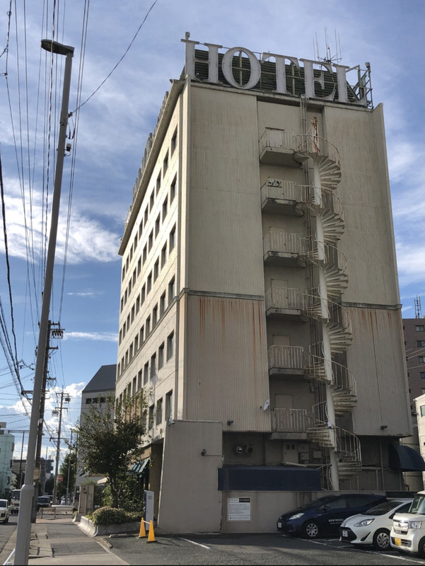 えっ?ボロボロじゃん,,,,それにあの屋上の看板~