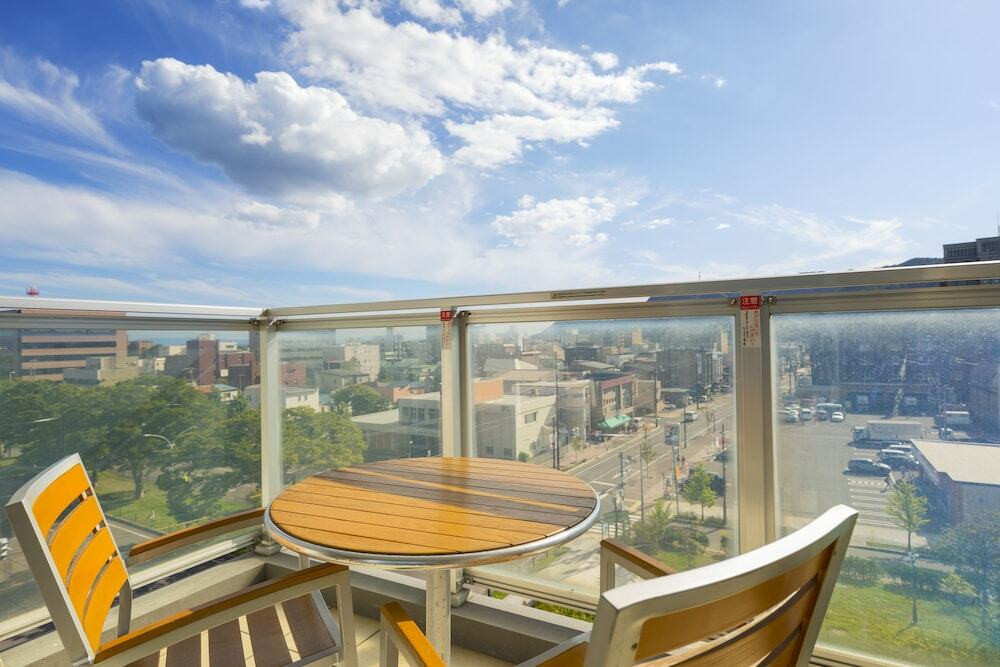 バルコニーのテーブルセット