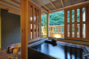 客室露天風呂は2人でも余裕の広さ