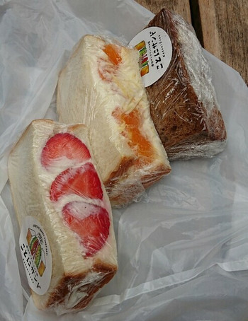 「厚切りサンドイッチのお店 ことにサンド」 料理 136445958 いちご　450円/みかん　400円/ティラミス　350円