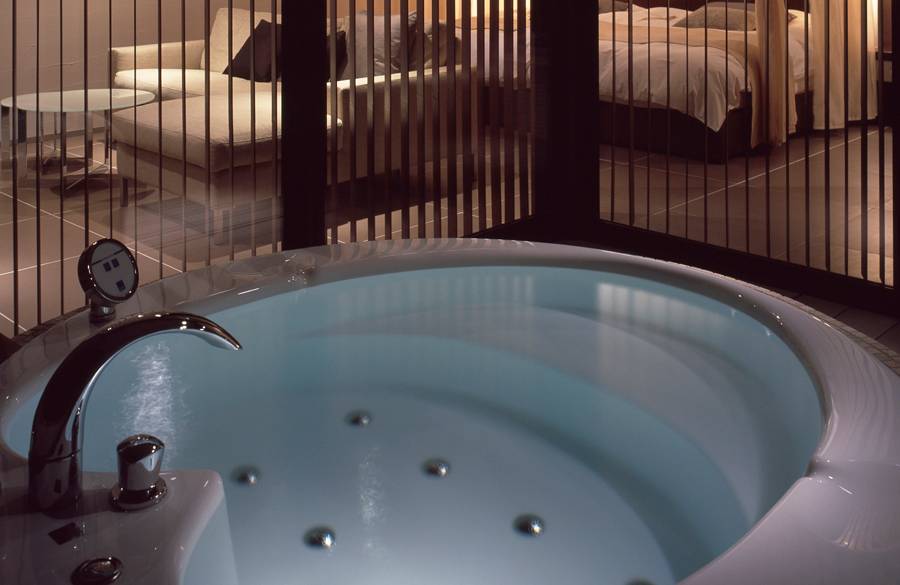 「清遊」の温泉掛流しジャグジー / 3