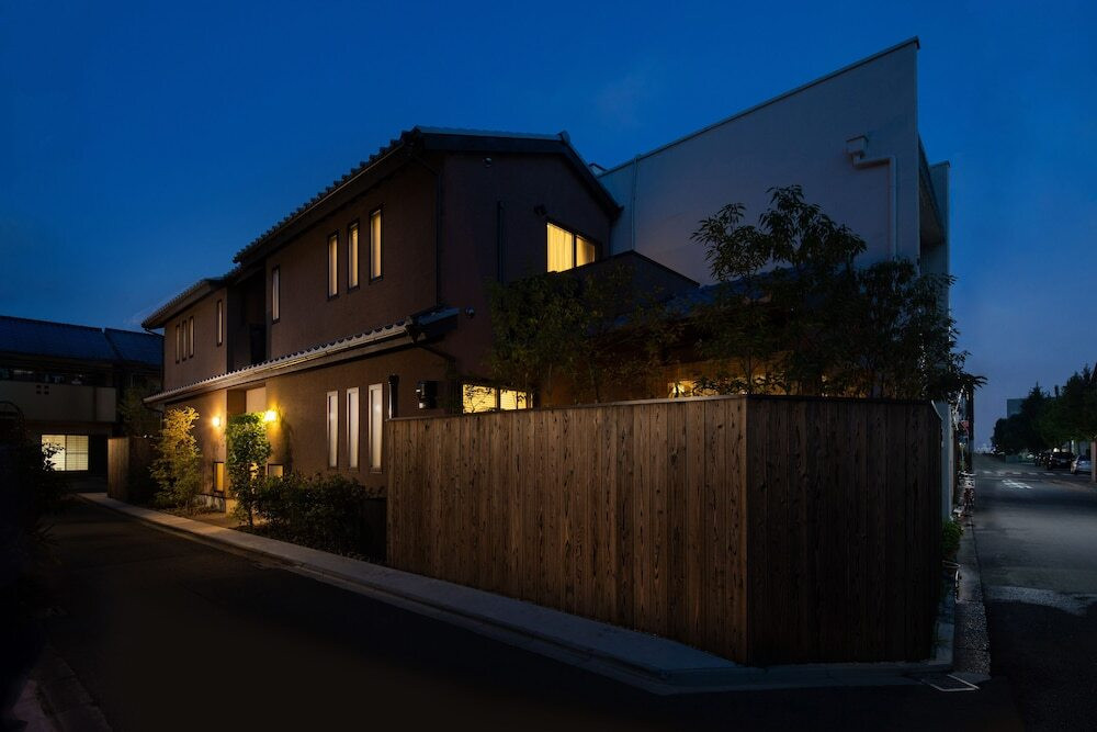 施設の正面 (日没後)