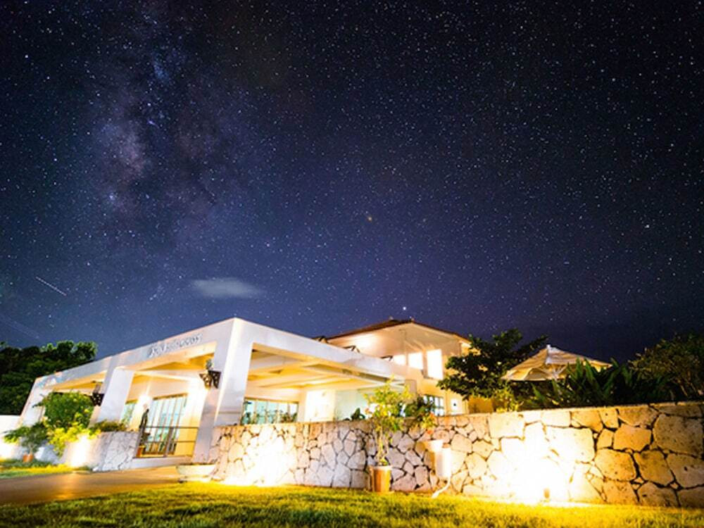 施設の正面 (日没後)