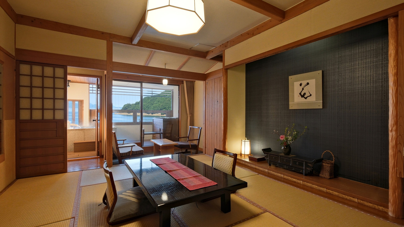 レトロモダンな館内で海を眺めながらまったりした時間を過ごす3563677