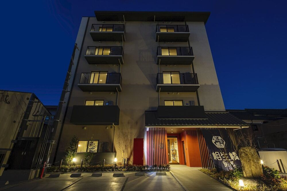 施設の正面 (日没後)