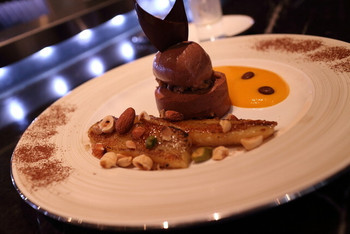 「Toshi Yoroizuka Mid Town」料理 812730 料理名忘れましたが、ショコラとバナナを使いマンゴーのソースで仕上げられたもの