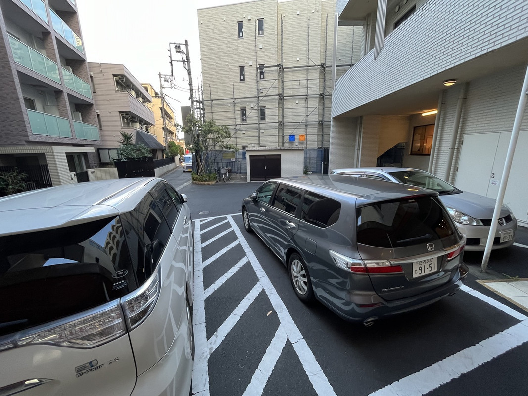 裏の駐車場