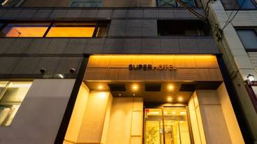 施設の正面 (日没後) / 1