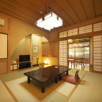 山あいにある静かな宿。のんびりとお部屋の露天風呂でくつろいで3704819