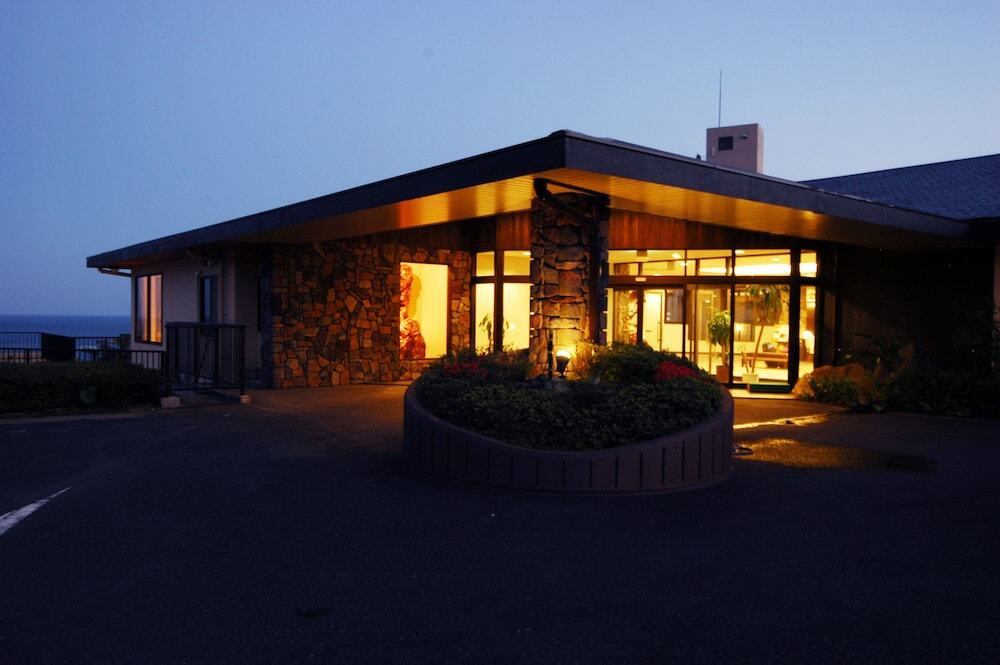 施設の正面 (日没後)