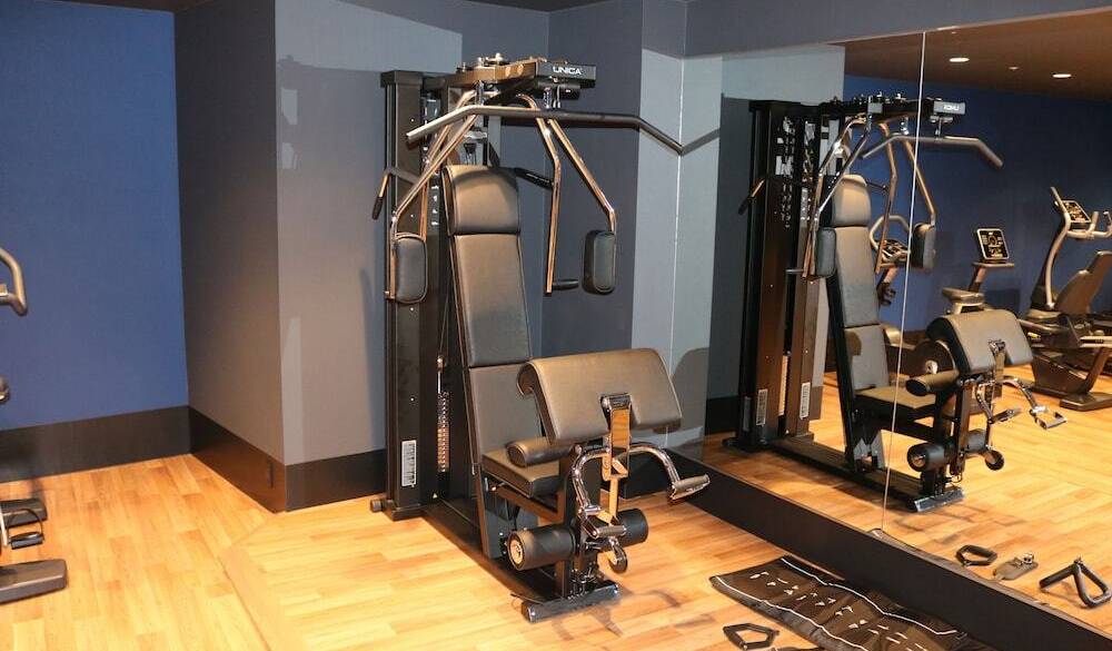 朝からひと運動！
高性能マシンの揃うジム / 4