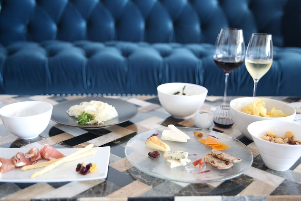 ルームサービスも料金に含まれているから安心♪3390213