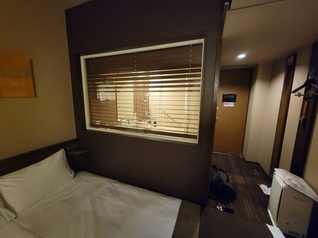 部屋とバス・トイレの間に窓。