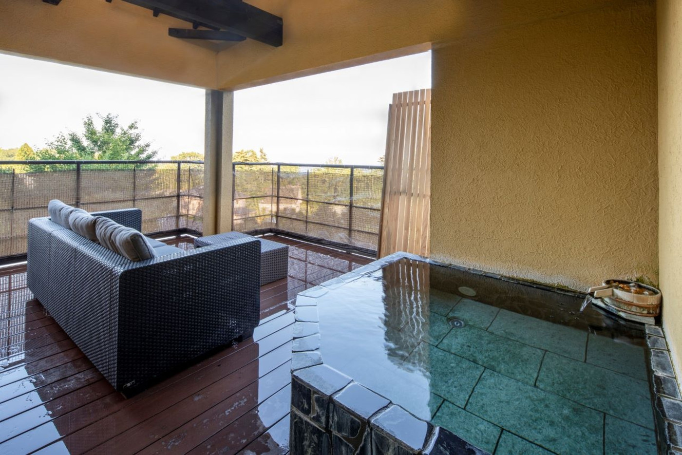 手荷物ゼロの旅!?1日2組限定の全室露天風呂付き旅館4244239