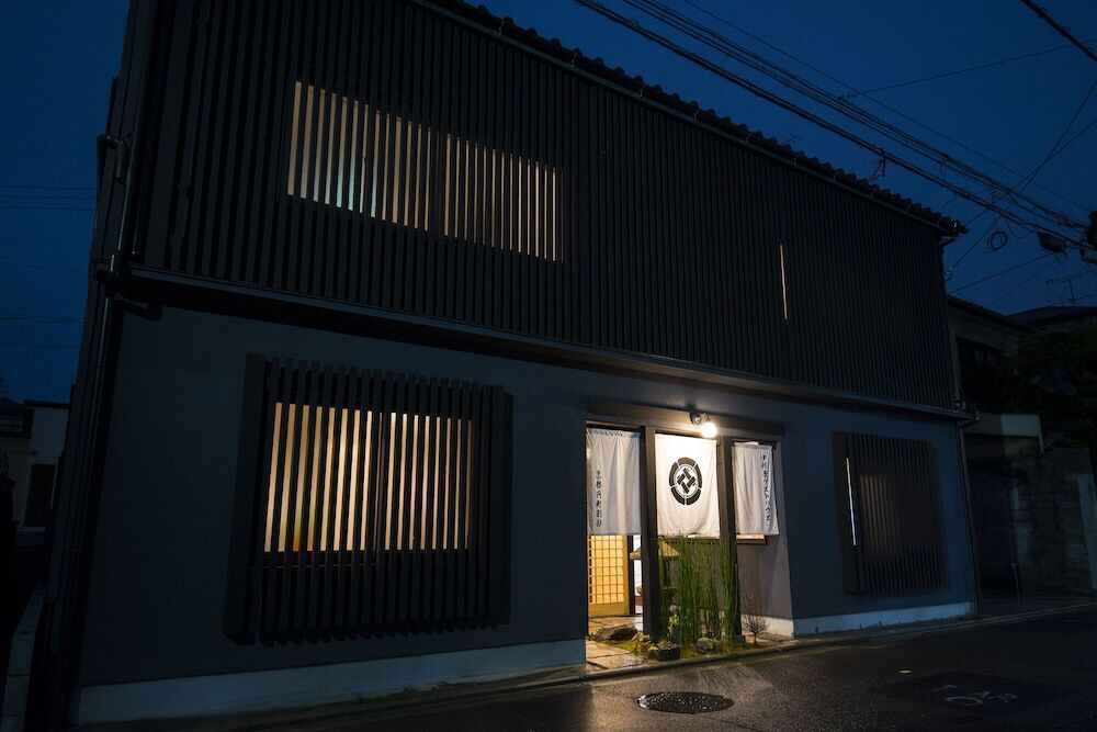 施設の正面 (日没後)