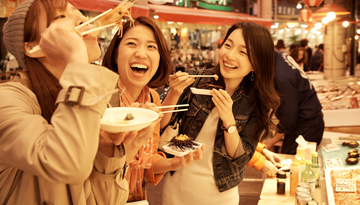 市場を観光する女性たち