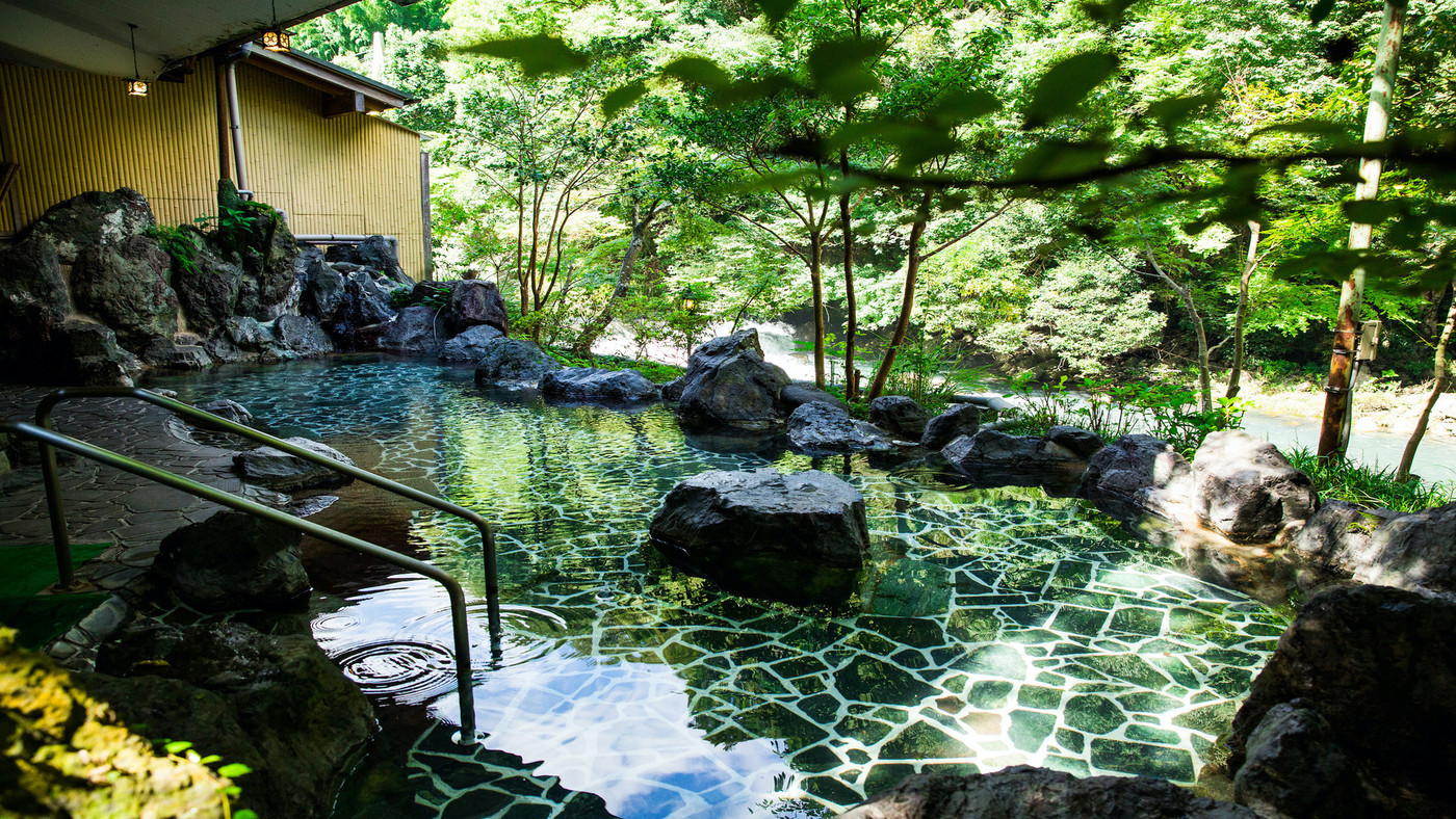 渓流沿いの広い露天風呂を2人で貸し切り4229885