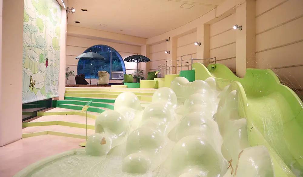 ウォータースライダーや滑り台は年齢や身長など、お子様の成長に合わせて選べるのが嬉しい。大人は奥にあるデッキから子供を見守りながらくつろげます◎