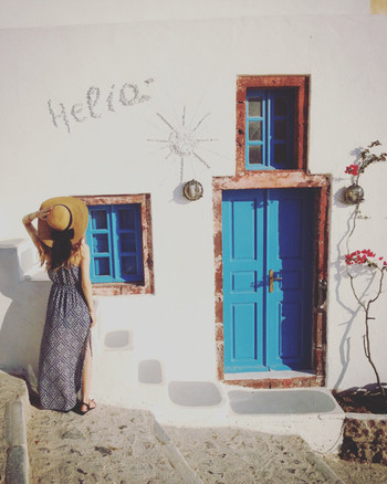 When I was walking around the city of Santorini, there were a lot of cute walls ♫