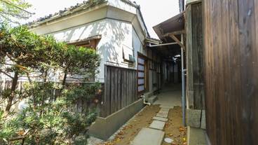 蔵のある中庭 / 2