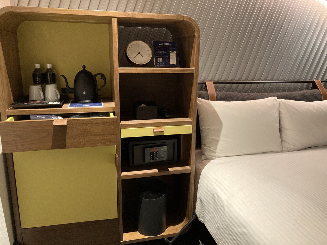 キャビネットの奥にコンセント系。